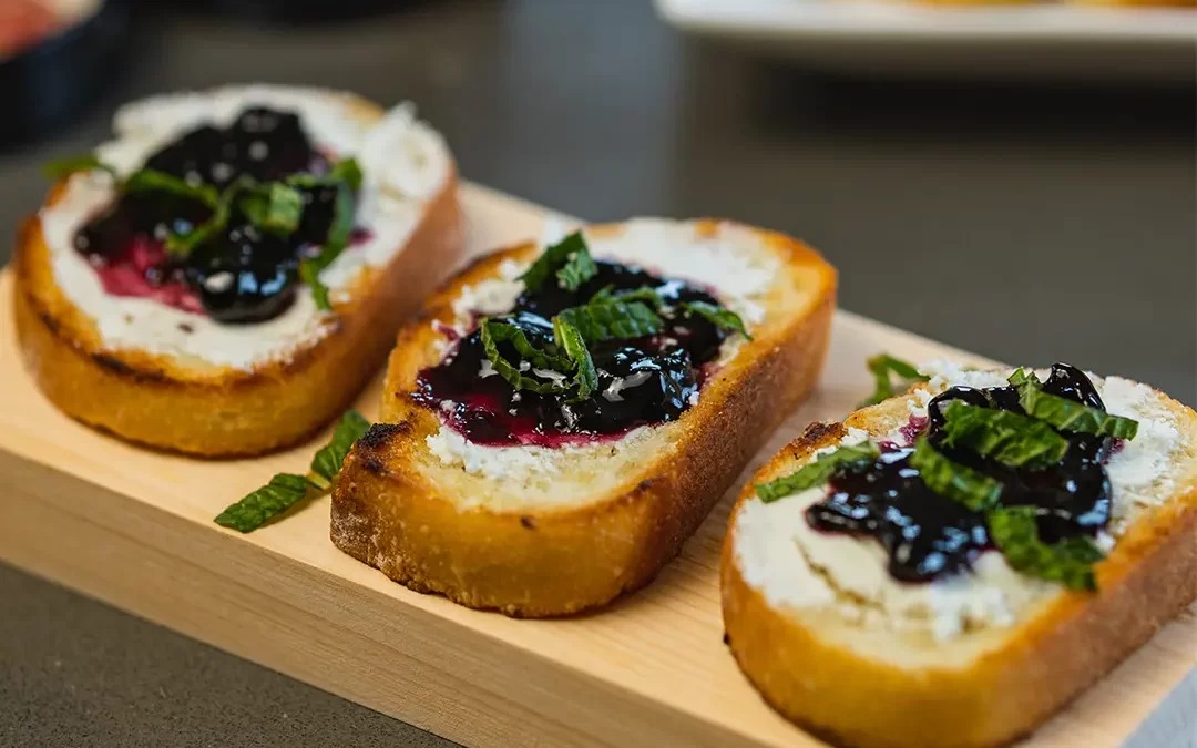 Crostinis fromage de chèvre, camerises et menthe