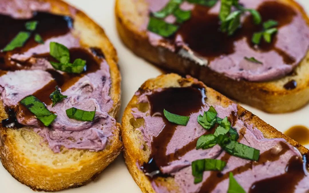 Crostinis fromage à la crème, camerises, balsamique et basilic